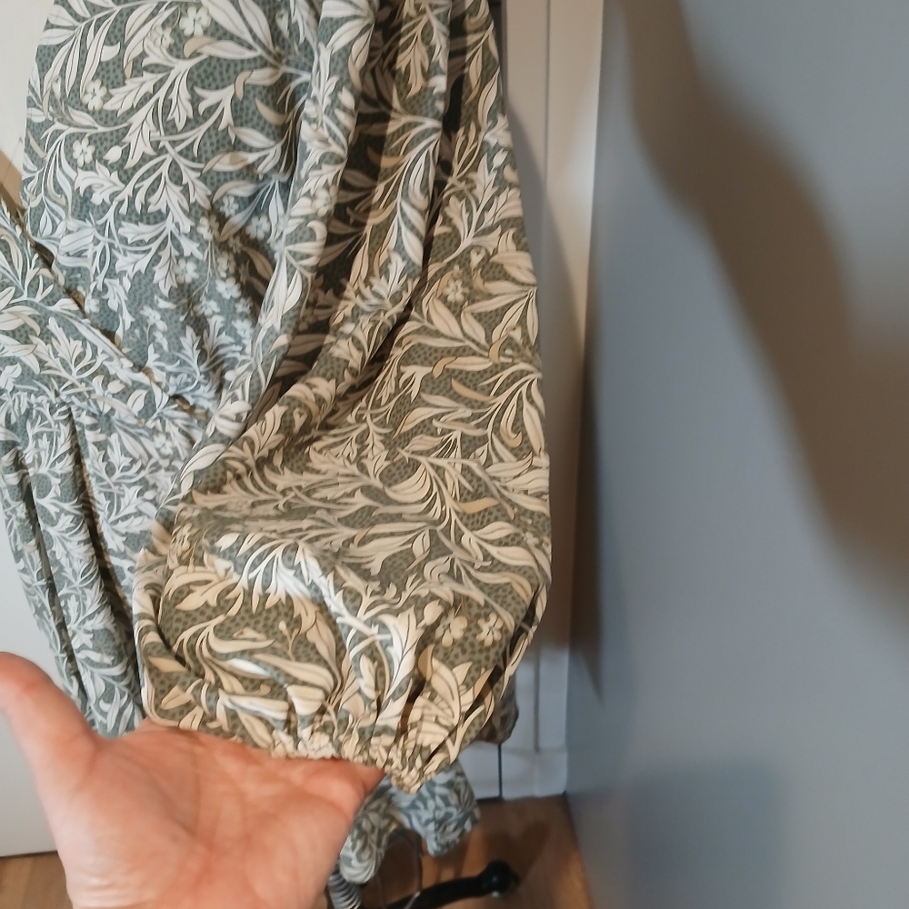 H&M Floral And Foliage Dress Size M / Missing Belt - Picture 5 of 9